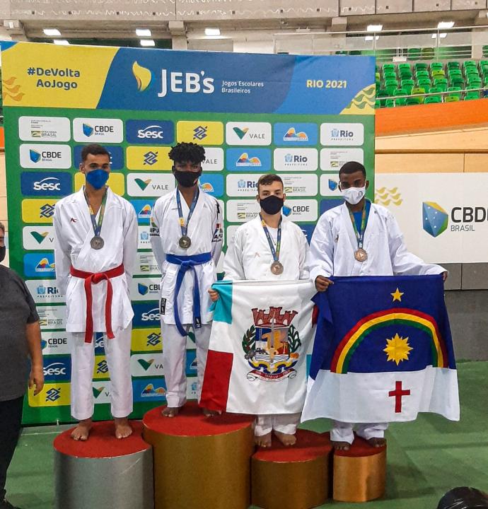 Foto 3 de 4 — Karatê de Trabiju faz história ao participar e trazer medalha de competição nacional no Rio